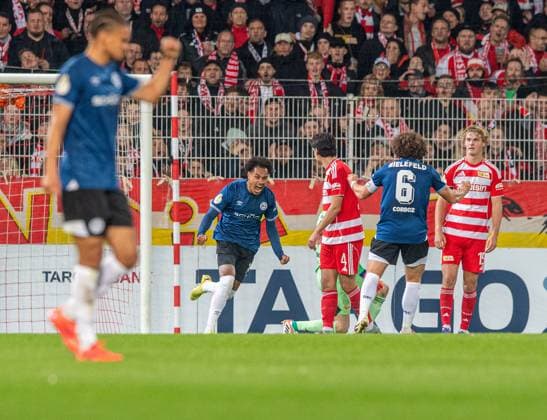 Soccer, Men, Season 2025 2026, DFB Pokal 2 Round , 1 FC Union Berlin DSC Arminia Bielefeld, f l Joel Felix Bielefeld , Monju Momuluh Bielefeld , Mael Corboz Bielefeld , Cheering after goal to 1 1, 29 10 2025, Copyright: xSebastianxRäppold MatthiasxKochx