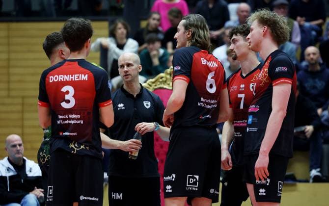 BAU 29 10 2025 Ludwigsburg Volleyball Barock Volleys MTV Ludwigsburg vs ASV Dachau, f l Jonah Dornheim, coach Hasse Mattila LB , Ben Simon Bonin, Tim Köpfli, Philipp Herrmann LB