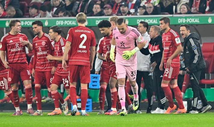 Coach Markus Anfang 2 f r Fortuna Düsseldorf with his team, instructions, f r Tim Oberdorf Fortuna Düsseldorf , Coach Markus Anfang Fortuna Düsseldorf , Goalkeeper Florian Kastenmeier Fortuna Düsseldorf , Kenneth Schmidt Fortuna Düsseldorf , Jesper Daland Fortuna Düsseldorf , Florent Muslija Fortuna Düsseldorf , Anouar El Azzouzi Fortuna Düsseldorf , Christian Rasmussen Fortuna Düsseldorf Football, DFB Pokal, 2 Hauptrunde, Fortuna Duesseldorf SC Freiburg, am 29 10 2025 in Duesseldorf Germany DFB regulations prohibit any use of photographs as image sequences and or quasi video Â