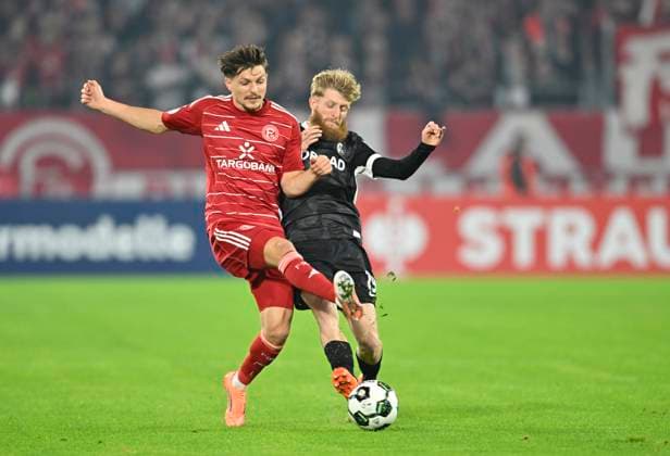 v l Florent Muslija Fortuna Düsseldorf , Jan Niklas Beste SC Freiburg action, duel, football, DFB Pokal, 2 Hauptrunde, Fortuna Duesseldorf SC Freiburg, am 29 10 2025 in Duesseldorf Germany DFB regulations prohibit any use of photographs as image sequences and or quasi video Â
