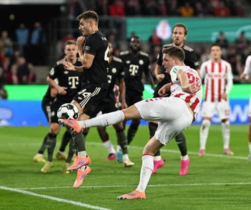 29 10 2025, xophax, Fußball, DFB Pokal , 2 Runde Saison 2025 2026 Köln , Cologne , 1 FC Köln Rhein Energie Stadion 1 FC Köln gegen Bayer München Marius Bülter , rechts 1 FC Köln und Josip Stanisic , links Bayern München DFL DFB REGULATIONS PROHIBIT ANY USE OF PHOTOGRAPHS as IMAGE SEQUENCES and or QUASI VIDEO Köln