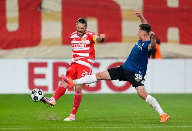 Christopher Trimmel 1 FC Union Berlin, 28 vs Marius Woerl DSC Arminia Bielefeld, 38 GER, 1 FC Union Berlin vs DSC Arminia Bielefeld, Football, DFB Pokal, 2 Round, Season 2025 2026, 29 10 2025 DFL REGULATES PROHIBIT ANY USE OF PHOTOGRAPHS AS IMAGE SEQUENCES AND OR QUASI VIDEO GER, 1 FC Union Berlin vs DSC Arminia Bielefeld, Football, DFB Pokal, 2nd round, 2025 2026 season, 29 10 2025 Berlin Copyright: xEibner-Pressefoto ScottxColemanx EP_SCN