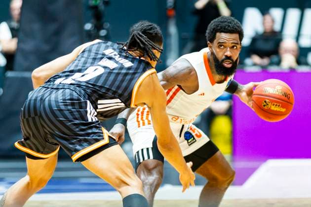 29 10 2025, xomx, Basketball BKT EuroCup 2025 2026, NINERS Chemnitz ratiopharm ulm v l Nelson Weidemann Ratiopharm Ulm and Corey Davis Jr Niners Chemnitz in a duel on the ball Chemnitz
