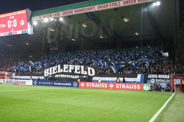 29 10 2025, xtgx, Fußball DFB Pokal 2 Runde Union Berlin Arminia Bielefeld emspor, v l Symbolfoto, Symbolbild, Symbol, Fans, Zuschauer, Publikum, Bielefeld DFL DFB REGULATIONS PROHIBIT ANY USE OF PHOTOGRAPHS as IMAGE SEQUENCES and or QUASI VIDEO Berlin