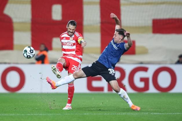 29 10 2025, xtgx, Soccer DFB Cup 2 Round Union Berlin Arminia Bielefeld emspor, v l Christopher Trimmel Union Berlin, 28 , Marius Woerl Bielefeld, 38 duel, fight, tackle DFL DFB REGULATIONS PROHIBIT ANY USE OF PHOTOGRAPHS as IMAGE SEQUENCES and or QUASI VIDEO Berlin