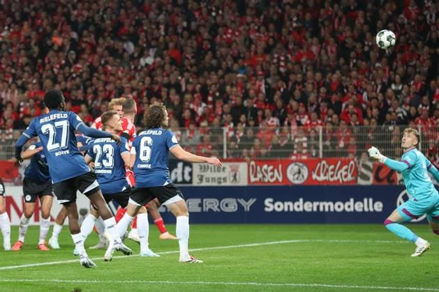 29 10 2025, xtgx, Fußball DFB Pokal 2 Runde Union Berlin Arminia Bielefeld emspor, v l Tor zum 1 0 durch Leopold Querfeld Union Berlin, 14 DFL DFB REGULATIONS PROHIBIT ANY USE OF PHOTOGRAPHS as IMAGE SEQUENCES and or QUASI VIDEO Berlin