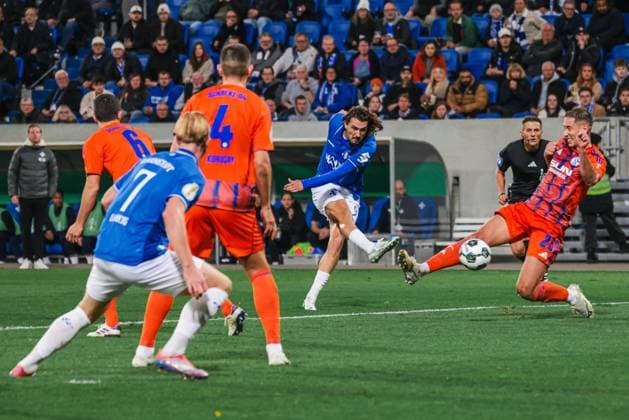 29 10 2025, xhettx, Fußball DFB Pokal 2 Runde, SV Darmstadt 98 FC Schalke 04 v l Fraser Hornby SV Darmstadt 98, 9 mit dem Schuss aufs Tor Nikola KatiÄ‡ FC Schalke 04, 25 kommt zu spät DFL DFB REGULATIONS PROHIBIT ANY USE OF PHOTOGRAPHS as IMAGE SEQUENCES and or QUASI VIDEO Darmstadt