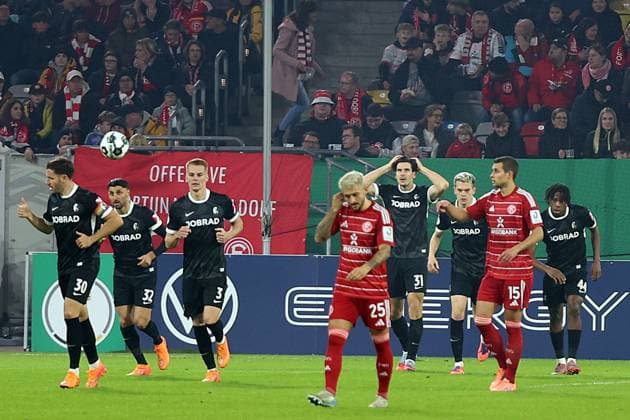 29 10 2025, xrekx, Fußball DFB Pokal 2 Runde, Fortuna Duesseldorf SC Freiburg v l Torjubel nach dem Tor zum celebrating the goal celebrate 0 1 durch Igor Matanovic SC Freiburg DFL DFB REGULATIONS PROHIBIT ANY USE OF PHOTOGRAPHS as IMAGE SEQUENCES and or QUASI VIDEO Duesseldorf