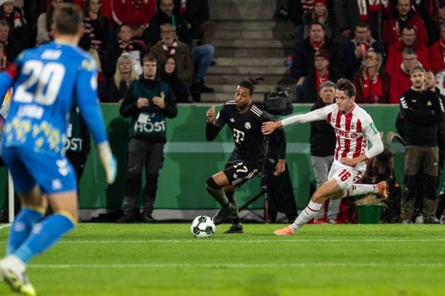 GER, DFB Pokal 2 Runde, 1 FC Köln vs FC Bayern München Muenchen 29 10 2025, RheinEnergieSTADION, Köln, GER, DFB Pokal 2 Runde, 1 FC Köln vs FC Bayern München Muenchen im Bild Zweikampf zwischen Michael Olise FC Bayern München Muenchen, 17 und Jakub KamiÅ ski Kaminski 1 FC Köln Koeln, 16 nordphotoxGmbHxx xChristianxSchulze nph000300