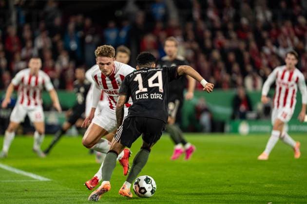 GER, DFB Pokal 2 Runde, 1 FC Köln vs FC Bayern München Muenchen 29 10 2025, RheinEnergieSTADION, Köln, GER, DFB Pokal 2 Runde, 1 FC Köln vs FC Bayern München Muenchen im Bild Zweikampf zwischen Michael Olise FC Bayern München Muenchen, 17 und Sebastian Sebulonsen 1 FC Köln Koeln, 28 nordphotoxGmbHxx xChristianxSchulze nph000300