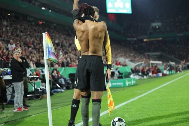 GER, DFB Pokal, 2 Runde, 1 FC Koeln vs FC Bayern Muenchen 29 10 2025, Rheinenergiestadion, , Koeln, GER, DFB Pokal, 2 Runde, 1 FC Koeln vs FC Bayern Muenchen, in the picture Michael Olise Bayern Muenchen 17 , takes off his undershirt during the match nordphotoxGmbHx xMeuter nph00351