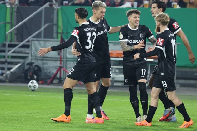 29 10 2025, xrekx, Fußball DFB Pokal 2 Runde, Fortuna Duesseldorf SC Freiburg v l Torjubel nach dem Tor zum celebrating the goal celebrate 0 2 durch Vincenzo Grifo SC Freiburg mit Matthias Ginter SC Freiburg DFL DFB REGULATIONS PROHIBIT ANY USE OF PHOTOGRAPHS as IMAGE SEQUENCES and or QUASI VIDEO Duesseldorf