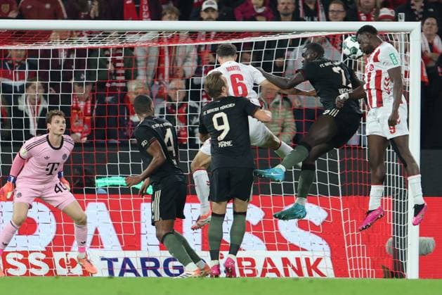 GER, DFB Pokal, 2 Runde, 1 FC Koeln vs FC Bayern Muenchen 29 10 2025, Rheinenergiestadion, , Koeln, GER, DFB Pokal, 2 Runde, 1 FC Koeln vs FC Bayern Muenchen, im Bild 1 0 für Koeln Ragnar Ache FC Koeln 9 , Kopfball nordphotoxGmbHx xMeuter nph00351