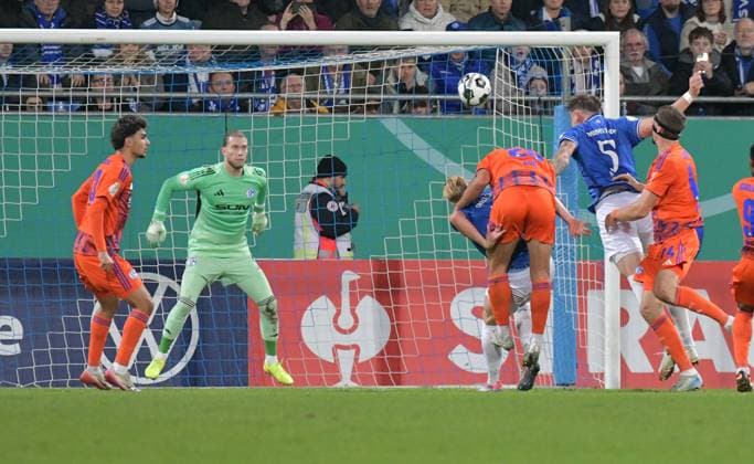 29 10 2025, xblx, Fußball DFB Pokal 2 Runde, SV Darmstadt 98 FC Schalke 04 v l Matej Maglica SV Darmstadt 98 , Goal scored, Tor zum 2 0 DFL DFB REGULATIONS PROHIBIT ANY USE OF PHOTOGRAPHS as IMAGE SEQUENCES and or QUASI VIDEO Darmstadt