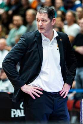 29 10 2025, xomx, Basketball BKT EuroCup 2025 2026, NINERS Chemnitz ratiopharm ulm v l Ty Harrelson Ratiopharm Ulm Trainer Portrait, Portraet, Chemnitz