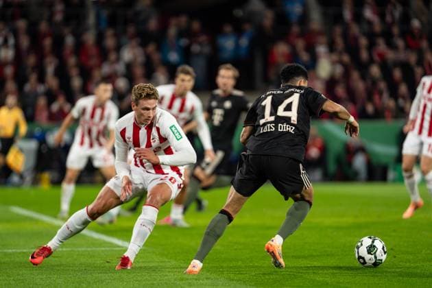 GER, DFB Pokal 2 Runde, 1 FC Köln vs FC Bayern München Muenchen 29 10 2025, RheinEnergieSTADION, Köln, GER, DFB Pokal 2 Runde, 1 FC Köln vs FC Bayern München Muenchen im Bild Zweikampf zwischen Michael Olise FC Bayern München Muenchen, 17 und Sebastian Sebulonsen 1 FC Köln Koeln, 28 nordphotoxGmbHxx xChristianxSchulze nph000300