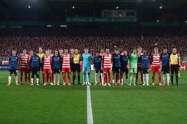 29 10 2025, xtgx, Fußball DFB Pokal 2 Runde Union Berlin Arminia Bielefeld emspor, v l Gruppenbild, Mannschafts mit beiden Teams, Union Berlin und Bielefeld DFL DFB REGULATIONS PROHIBIT ANY USE OF PHOTOGRAPHS as IMAGE SEQUENCES and or QUASI VIDEO Berlin