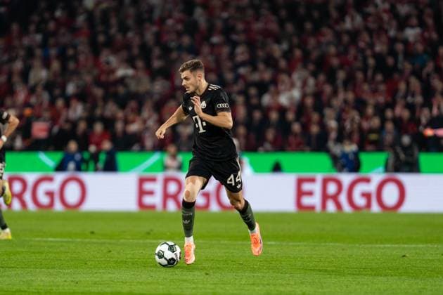 GER, DFB Pokal 2 Runde, 1 FC Köln vs FC Bayern München Muenchen 29 10 2025, RheinEnergieSTADION, Köln, GER, DFB Pokal 2 Runde, 1 FC Köln vs FC Bayern München Muenchen im Bild Josip StaniÅ¡ić Stanisic FC Bayern München Muenchen, 44 single action, ball on foot, full body, full body nordphotoxGmbHxx xChristianxSchulze nph000300