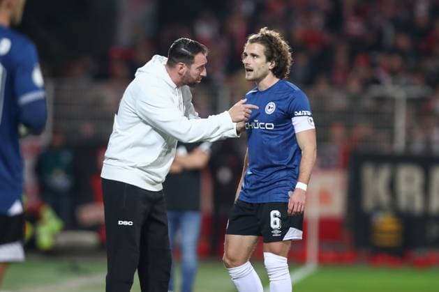 29 10 2025, xtgx, Fußball DFB Pokal 2 Runde Union Berlin Arminia Bielefeld emspor, v l Mitch Kniat Bielefeld, Trainer gibt Anweisungen, gestikuliert mit den Armen, gesticulate, gives instructions Mael Corboz Bielefeld, 6 DFL DFB REGULATIONS PROHIBIT ANY USE OF PHOTOGRAPHS as IMAGE SEQUENCES and or QUASI VIDEO Berlin