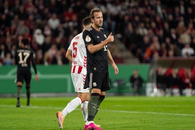 GER, DFB Pokal 2 Runde, 1 FC Köln vs FC Bayern München Muenchen 29 10 2025, RheinEnergieSTADION, Köln, GER, DFB Pokal 2 Runde, 1 FC Köln vs FC Bayern München Muenchen im Bild Harry Kane FC Bayern München Muenchen, 9 zeigt Daumen hoch nordphotoxGmbHxx xChristianxSchulze nph000300