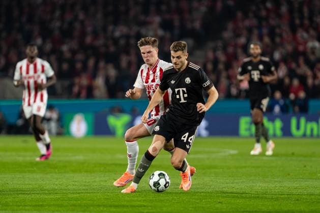 GER, DFB Pokal 2 Runde, 1 FC Köln vs FC Bayern München Muenchen 29 10 2025, RheinEnergieSTADION, Köln, GER, DFB Pokal 2 Runde, 1 FC Köln vs FC Bayern München Muenchen im Bild Zweikampf zwischen Josip StaniÅ¡iÄ‡ Stanisic FC Bayern München Muenchen, 44 und Marius Bülter Buelter 1 FC Köln Koeln, 30 nordphotoxGmbHxx xChristianxSchulze nph000300