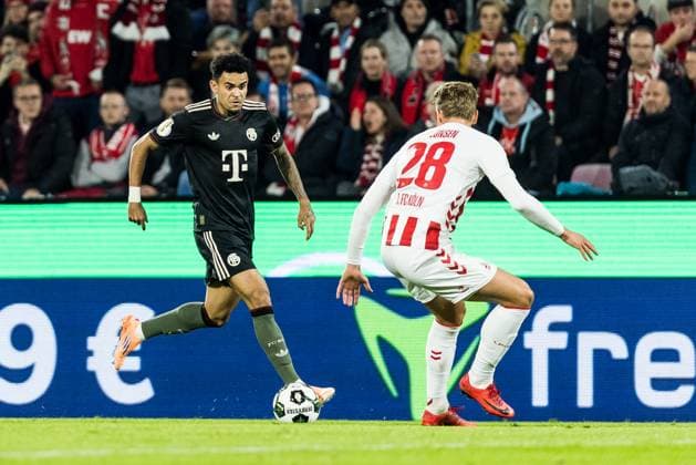 COLOGNE, GERMANY - OCTOBER 29: Luis Diaz (FC Bayern Muenchen, 14) controls the ball against Sebastian Sebulonsen (1. FC Koeln, 28) during the DFB Pokal match between 1. FC Koeln vs. FC Bayern Muenchen at RheinEnergiestadion on matchday 2 of DFB Pokal on October 28, 2025 in Cologne, Germany. DFB REGULATIONS PROHIBIT ANY USE OF PHOTOGRAPHS AS IMAGE SEQUENCES AND OR QUASI-VIDEO. North Rhine Westphalia Germany Copyright: xBEAUTIFULxSPORTS Wunderlx
