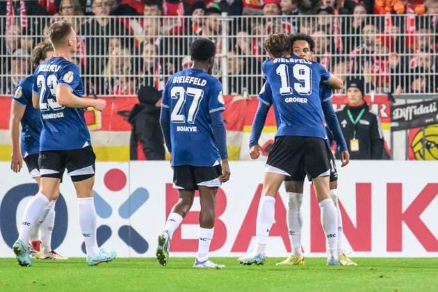 in the picture v l goal, hit, jubilation, goal celebration, joy, enthusiasm, celebrates, after 1 1 equalizer, GER, Berlin, 1 FC Union Berlin vs Arminia Bielefeld DFB Pokal , Bundesliga, football, DFB, season 2025 2026, Alte Foersterei, DFB DFL REGULATIONS PROHIBIT ANY USE OF PHOTOGRAPHS AS IMAGE SEQUENCES AND OR QUASI VIDEO, 29 10 25, Copyright: HMBxMedia UwexKoch