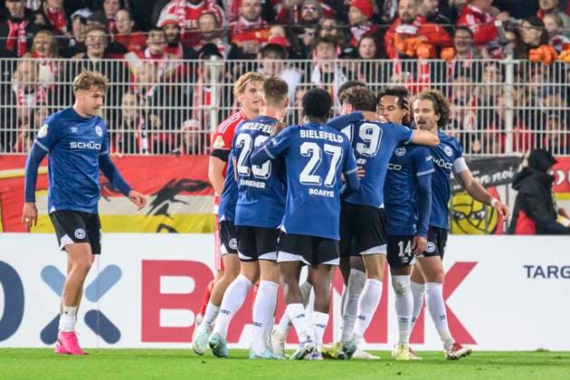 in the picture v l goal, hit, jubilation, goal celebration, joy, enthusiasm, celebrates, after 1 1 equalizer, GER, Berlin, 1 FC Union Berlin vs Arminia Bielefeld DFB Pokal , Bundesliga, football, DFB, season 2025 2026, Alte Foersterei, DFB DFL REGULATIONS PROHIBIT ANY USE OF PHOTOGRAPHS AS IMAGE SEQUENCES AND OR QUASI VIDEO, 29 10 25, Copyright: HMBxMedia UwexKoch