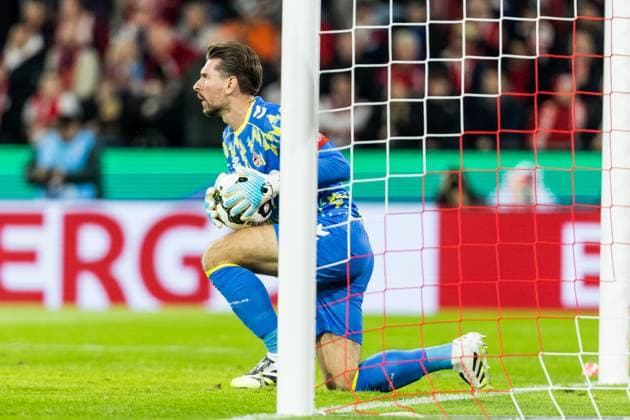 DFB Pokal 1 FC Koeln vs FC Bayern Muenchen, 29 10 2025 COLOGNE, GERMANY OCTOBER 29 Ron Robert Zieler 1 FC Koeln, 20 holding the ball during the DFB Pokal match between 1 FC Koeln vs FC Bayern Muenchen at RheinEnergiestadion on matchday 2 of DFB Pokal on October 28, 2025 in Cologne, Germany DFB REGULATIONS PROHIBIT ANY USE OF PHOTOGRAPHS AS IMAGE SEQUENCES AND OR QUASI VIDEO Copyright: xBEAUTIFULxSPORTS Wunderlx
