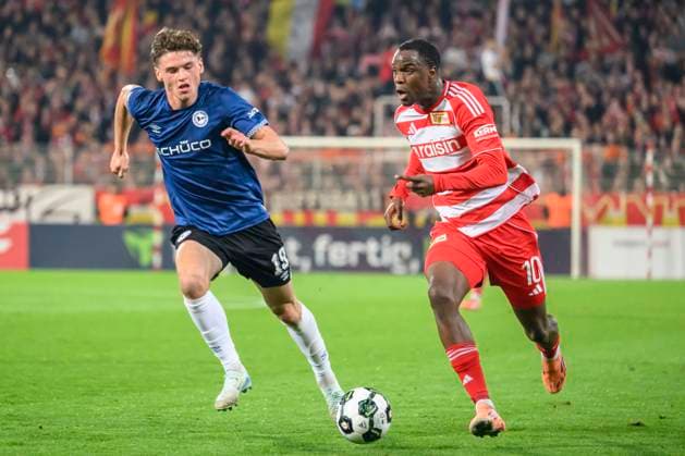in the picture from l Maximilian Grosser Arminia Bielefeld, 19 , Ilyas Ansah 1 FC Union , duel, action, fight, fights for the ball, GER, Berlin, 1 FC Union Berlin vs Arminia Bielefeld DFB Pokal , Bundesliga, football, DFB, season 2025 2026, Alte Foersterei, DFB DFL REGULATIONS PROHIBIT ANY USE OF PHOTOGRAPHS AS IMAGE SEQUENCES AND OR QUASI VIDEO, 29 10 25, Copyright: HMBxMedia UwexKoch