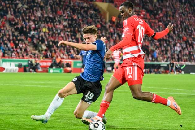in the picture from l Maximilian Grosser Arminia Bielefeld, 19 , Ilyas Ansah 1 FC Union , duel, action, fight, fights for the ball, GER, Berlin, 1 FC Union Berlin vs Arminia Bielefeld DFB Pokal , Bundesliga, football, DFB, season 2025 2026, Alte Foersterei, DFB DFL REGULATIONS PROHIBIT ANY USE OF PHOTOGRAPHS AS IMAGE SEQUENCES AND OR QUASI VIDEO, 29 10 25, Copyright: HMBxMedia UwexKoch