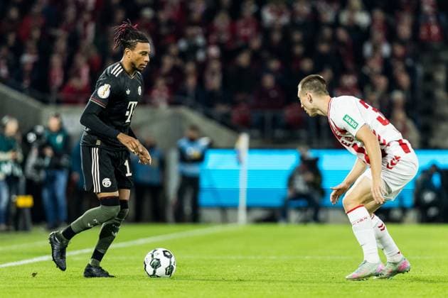 COLOGNE, GERMANY - OCTOBER 29: Michael Olise (FC Bayern Muenchen, 17) controls the ball against Kristoffer Lund (1. FC Koeln, 32) during the DFB Pokal match between 1. FC Koeln vs. FC Bayern Muenchen at RheinEnergiestadion on matchday 2 of DFB Pokal on October 28, 2025 in Cologne, Germany. DFB REGULATIONS PROHIBIT ANY USE OF PHOTOGRAPHS AS IMAGE SEQUENCES AND OR QUASI-VIDEO. North Rhine Westphalia Germany Copyright: xBEAUTIFULxSPORTS Wunderlx