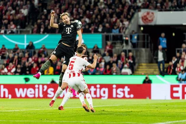 COLOGNE, GERMANY - OCTOBER 29: Harry Kane (FC Bayern Muenchen, 9) tries to score a header against Tom Krauss (Krauß, 1. FC Koeln, 5) and Sebastian Sebulonsen (1. FC Koeln, 28) during the DFB Pokal match between 1. FC Koeln vs. FC Bayern Muenchen at RheinEnergiestadion on matchday 2 of DFB Pokal on October 28, 2025 in Cologne, Germany. DFB REGULATIONS PROHIBIT ANY USE OF PHOTOGRAPHS AS IMAGE SEQUENCES AND OR QUASI-VIDEO. North Rhine Westphalia Germany Copyright: xBEAUTIFULxSPORTS Wunderlx