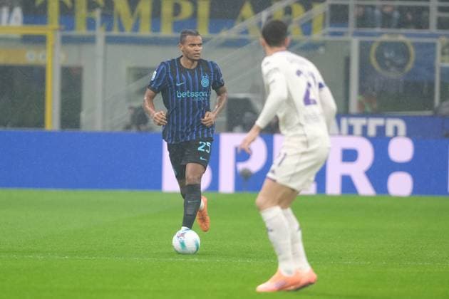 Manuel Akanji of FC Internazionale carries the ball during the soccer match between FC Internazionale and ACF Fiorentina, MD9 of Serie A Enilive Italian soccer championship 2025 2026 at Giuseppe Meazza Stadium on October 29, 2025, Milan, Italy.  Copyright: xRobertoxTommasini IPAxSportx xipa-agency.netx xx IPA_67242155 IPA_Agency_IPA67242155