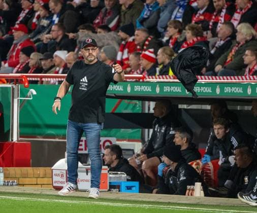Soccer, Men, Season 2025 2026, DFB Pokal 2 Round , 1 FC Union Berlin Arminia Bielefeld, Coach Steffen Baumgart 1 FC Union Berlin throws away his jacket, 29 10 2025, Copyright: xMatthiasxKochx