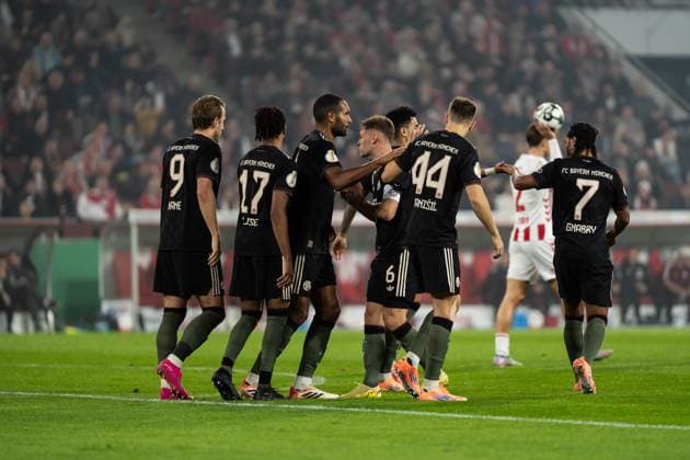 GER, DFB Pokal 2 Runde, 1 FC Köln vs FC Bayern München Muenchen 29 10 2025, RheinEnergieSTADION, Köln, GER, DFB Pokal 2 Runde, 1 FC Köln vs FC Bayern München Muenchen im Bild Tor, Torjubel zum 1 1 durch Luis Diaz Luis Diaz FC Bayern München Muenchen, 14 Josip Stanisic FC Bayern München Muenchen, 44 Aleksandar Pavlović Pavlovic FC Bayern München Muenchen, 45 Serge Gnabry FC Bayern München Muenchen, 7 Jonathan Tah FC Bayern München Muenchen, 4 Harry Kane FC Bayern München Muenchen, 9 Joshua Kimmich FC Bayern München Muenchen, 6 nordphotoxGmbHxx xChristianxSchulze nph000300