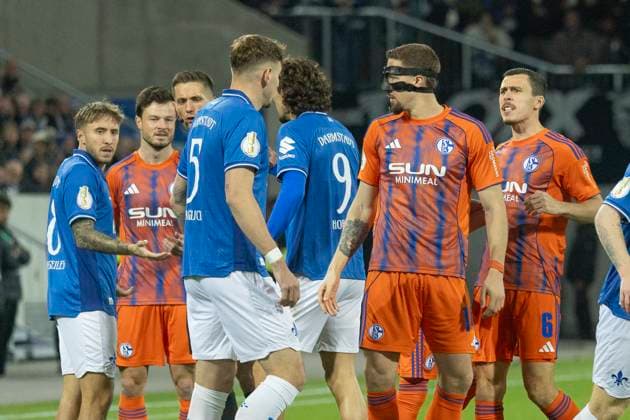 DFB Cup SV Darmstadt 98 FC Schalke 04, 29 10 2025 Scuffle around Felix Bickel referee after a foul, Matej Maglica SV Darmstadt 98 5 Luca Marseiler SV Darmstadt 98 8 Hasan Kurucay FC Schalke 04 4 Ron Schallenberg FC Schalke 04 6 Fraser Hornby SV Darmstadt 98 9 Adrian Gantenbein FC Schalke 04 17 , SV Darmstadt 98 FC Schalke 04, Darmstadt, Merck Stadion am Böllenfalltor, 29 10 2025 Copyright: xBEAUTIFULxSPORTS Gawlikx