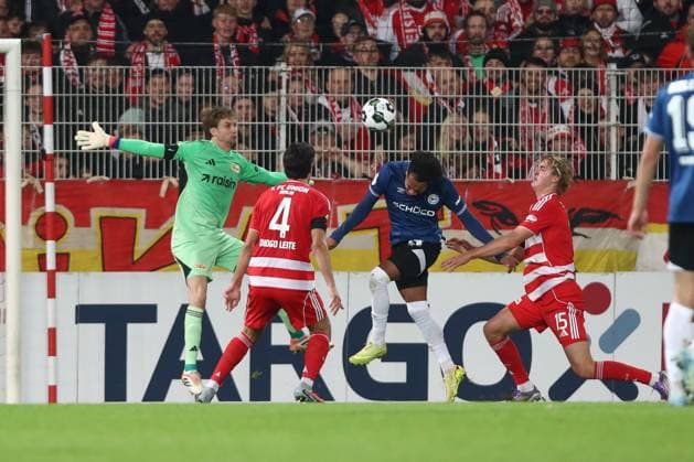 29 10 2025, xtgx, Fußball DFB Pokal 2 Runde Union Berlin Arminia Bielefeld emspor, v l Tor zum 1 1 durch Monju Momuluh Bielefeld, 14 DFL DFB REGULATIONS PROHIBIT ANY USE OF PHOTOGRAPHS as IMAGE SEQUENCES and or QUASI VIDEO Berlin