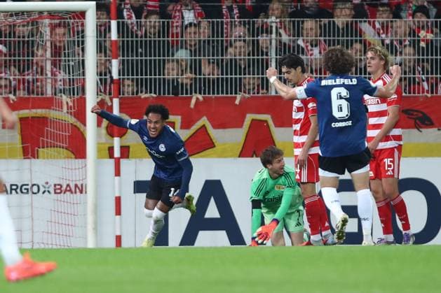29 10 2025, xtgx, Fußball DFB Pokal 2 Runde Union Berlin Arminia Bielefeld emspor, v l Jubel nach dem 1 1 durch Monju Momuluh Bielefeld, 14 DFL DFB REGULATIONS PROHIBIT ANY USE OF PHOTOGRAPHS as IMAGE SEQUENCES and or QUASI VIDEO Berlin