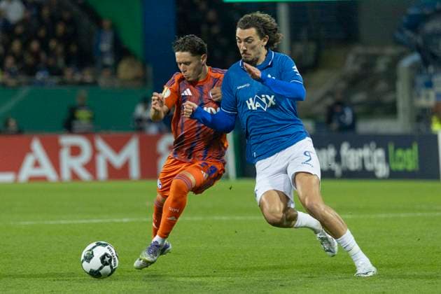 DFB Pokal SV Darmstadt 98 FC Schalke 04, 29 10 2025 ^Soufiane El Faouzi FC Schalke 04 23 6 Fraser Hornby SV Darmstadt 98 9 in the duel for the ball, SV Darmstadt 98 FC Schalke 04, Darmstadt, Merck Stadion am Böllenfalltor, 29 10 2025 Copyright: xBEAUTIFULxSPORTS Gawlikx