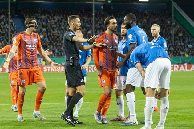 DFB Pokal SV Darmstadt 98 FC Schalke 04, 29 10 2025 Another scuffle over Felix Bickel Referee with Hasan Kurucay FC Schalke 04 4 Patric Pfeiffer SV Darmstadt 98 6 Matej Maglica SV Darmstadt 98 5 Hiroki Akiyama SV Darmstadt 98 16 Emil Højlund Höjlund Hoejlund FC Schalke 04 15 , SV Darmstadt 98 FC Schalke 04, Darmstadt, Merck Stadion am Böllenfalltor, 29 10 2025 Copyright: xBEAUTIFULxSPORTS Gawlikx
