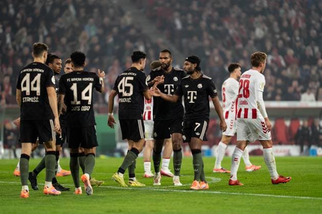 GER, DFB Pokal 2 Runde, 1 FC Köln vs FC Bayern München Muenchen 29 10 2025, RheinEnergieSTADION, Köln, GER, DFB Pokal 2 Runde, 1 FC Köln vs FC Bayern München Muenchen im Bild Tor, Torjubel zum 1 1 durch Luis Diaz Luis Diaz FC Bayern München Muenchen, 14 Josip Stanisic FC Bayern München Muenchen, 44 Aleksandar Pavlović Pavlovic FC Bayern München Muenchen, 45 Serge Gnabry FC Bayern München Muenchen, 7 Jonathan Tah FC Bayern München Muenchen, 4 nordphotoxGmbHxx xChristianxSchulze nph000300