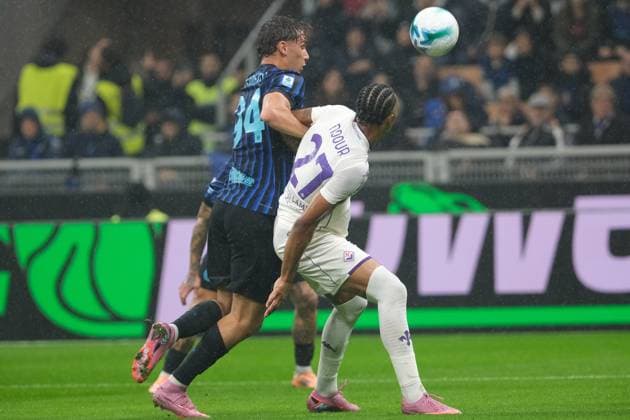 Pio Esposito of FC Internazionale duel with Cher Ndour of ACF Fiorentina during the soccer match between FC Internazionale and ACF Fiorentina, MD9 of Serie A Enilive Italian soccer championship 2025 2026 at Giuseppe Meazza Stadium on October 29, 2025, Milan, Italy.  Copyright: xRobertoxTommasini IPAxSportx xipa-agency.netx xx IPA_67242211 IPA_Agency_IPA67242211
