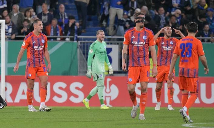 29 10 2025, xblx, Fußball DFB Pokal 2 Runde, SV Darmstadt 98 FC Schalke 04 v l schalke enttaeuscht, enttaeuscht schauend, dissapointed, Enttäuschung, Enttaeuschung DFL DFB REGULATIONS PROHIBIT ANY USE OF PHOTOGRAPHS as IMAGE SEQUENCES and or QUASI VIDEO Darmstadt
