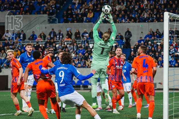 29 10 2025, xhettx, Fußball DFB Pokal 2 Runde, SV Darmstadt 98 FC Schalke 04 v l Unsicherheit bei Loris Karius FC Schalke 04, 1 DFL DFB REGULATIONS PROHIBIT ANY USE OF PHOTOGRAPHS as IMAGE SEQUENCES and or QUASI VIDEO Darmstadt