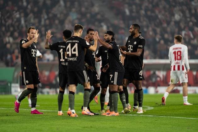 GER, DFB Pokal 2 Runde, 1 FC Köln vs FC Bayern München Muenchen 29 10 2025, RheinEnergieSTADION, Köln, GER, DFB Pokal 2 Runde, 1 FC Köln vs FC Bayern München Muenchen im Bild Tor, Torjubel zum 1 1 durch Luis Diaz Luis Diaz FC Bayern München Muenchen, 14 Josip Stanisic FC Bayern München Muenchen, 44 Aleksandar Pavlović Pavlovic FC Bayern München Muenchen, 45 Serge Gnabry FC Bayern München Muenchen, 7 Jonathan Tah FC Bayern München Muenchen, 4 Harry Kane FC Bayern München Muenchen, 9 nordphotoxGmbHxx xChristianxSchulze nph000300