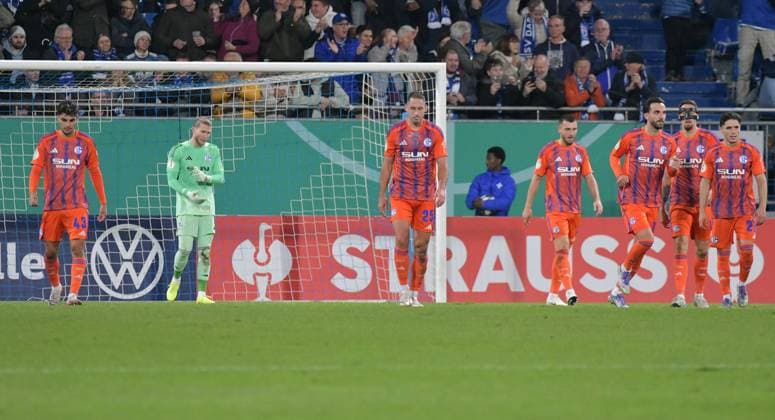 29 10 2025, xblx, Fußball DFB Pokal 2 Runde, SV Darmstadt 98 FC Schalke 04 v l schalke enttaeuscht, enttaeuscht schauend, dissapointed, Enttäuschung, Enttaeuschung DFL DFB REGULATIONS PROHIBIT ANY USE OF PHOTOGRAPHS as IMAGE SEQUENCES and or QUASI VIDEO Darmstadt
