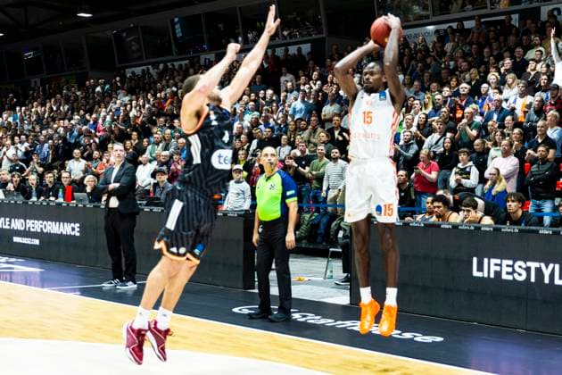 29 10 2025, xomx, Basketball BKT EuroCup 2025 2026, NINERS Chemnitz ratiopharm ulm v l Tyron Brewer Niners Chemnitz on the ball Christopher Ledlum Ratiopharm Ulm Chemnitz