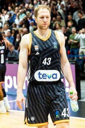 29 10 2025, xomx, Basketball BKT EuroCup 2025 2026, NINERS Chemnitz ratiopharm ulm v l The game is over The Niners from Chemnitz win the match with 89 78 Christian Sengfelder Ratiopharm Ulm Chemnitz