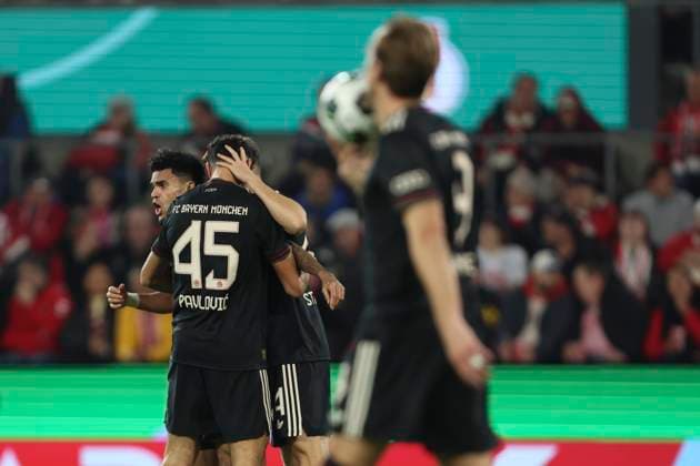 Luis Diaz (FC Bayern München) Torjubel,jubelt mit seiner Mannschaft nach dem Treffer zum 1:1 waehrend des DFB-Pokal Spiels 1.FC Köln v FC Bayern München, RheinEnergieStadion am 29. October 2025 in Köln, Deutschland. (Foto von Oliver Kaelke DeFodi Images) +++ Luis Diaz (FC Bayern München) celebrates after scoring his team s first goal with teammates during the DFB-Pokal match between 1.FC Köln v FC Bayern München at RheinEnergieStadion on October 29, 2025 in Cologne, Germany. (Photo by Oliver Kaelke DeFodi Images) (Photo by Oliver Kaelke DeFodi Images) Luis Diaz FC Bayern Munich celebrates after scoring his team s first goal with teammates during the DFB Pokal match between 1 FC Köln v FC Bayern München, RheinEnergieStadion on October 29, 2025 in Cologne, Germany, Germany Photo by Oliver Kaelke DeFodi Images Luis Diaz FC Bayern München celebrates after scoring his team s first goal with teammates during the DFB Pokal match between 1 FC Köln v FC Bayern München at RheinEnergieStadion on October 29, 2025 in Cologne, Germany Photo by Oliver Kaelke DeFodi Images Photo by Oliver Kaelke DeFodi Images